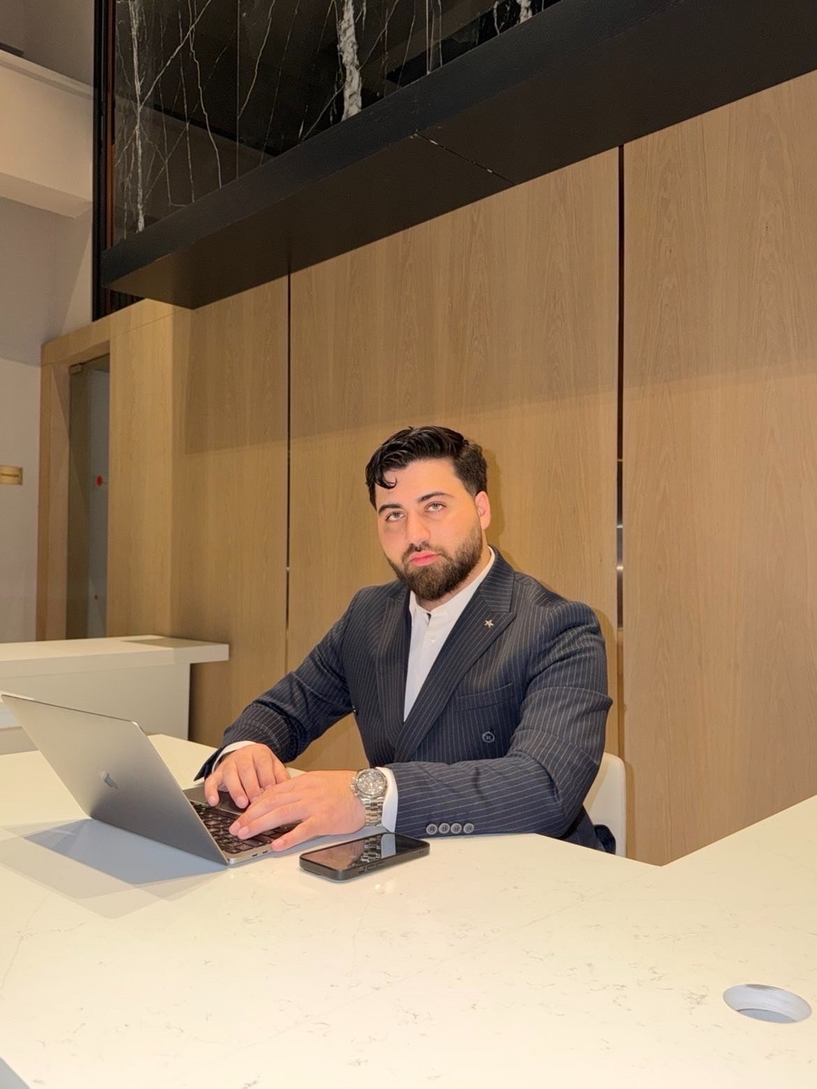 Herr Farhang — Bilanzbuchhalter aus Hamburg